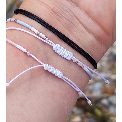 Rose gold-fehér-kék mini üveggyöngy karkötő holdkő ásvánnyal